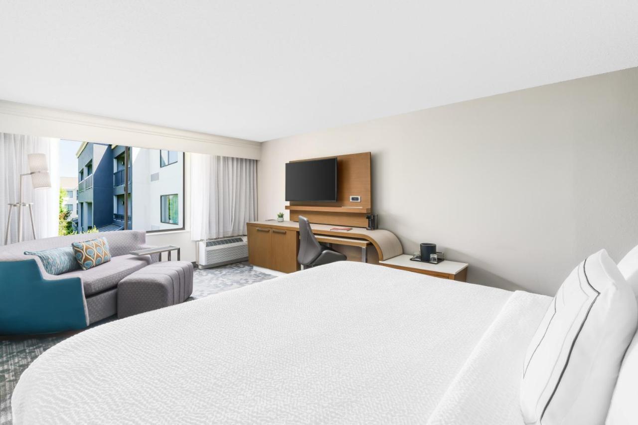 Courtyard By Marriott Dallas Луисвил Екстериор снимка