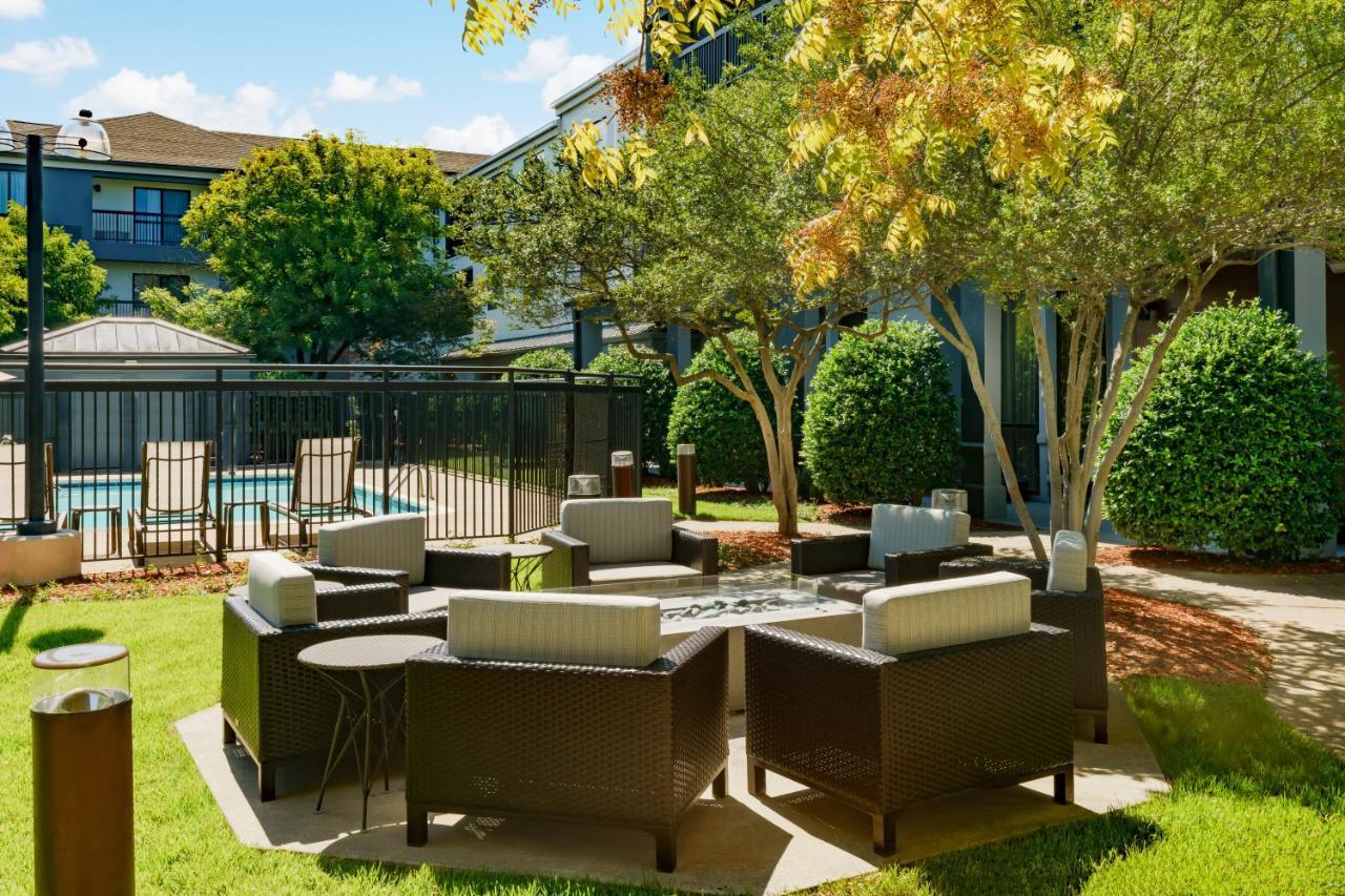 Courtyard By Marriott Dallas Луисвил Екстериор снимка