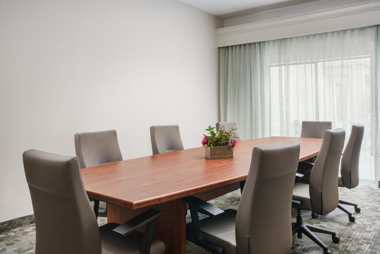 Courtyard By Marriott Dallas Луисвил Екстериор снимка