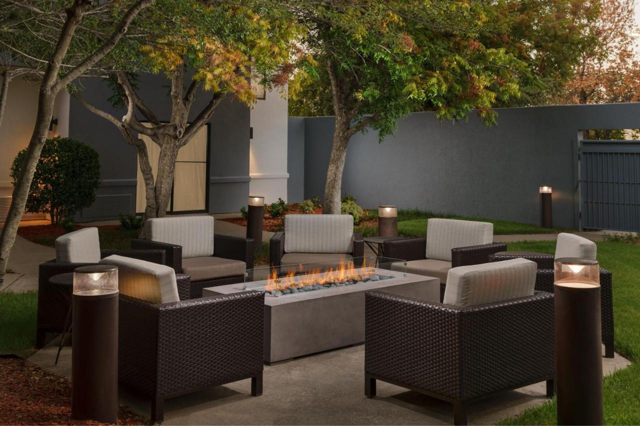 Courtyard By Marriott Dallas Луисвил Екстериор снимка