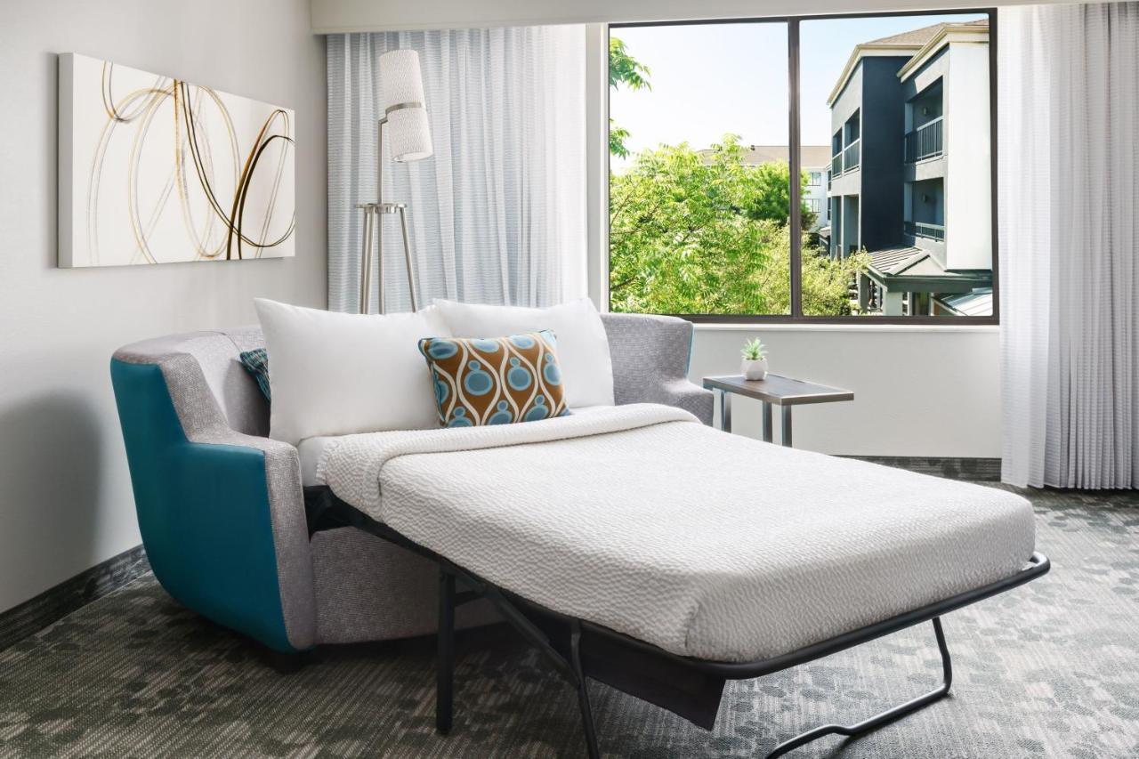 Courtyard By Marriott Dallas Луисвил Екстериор снимка