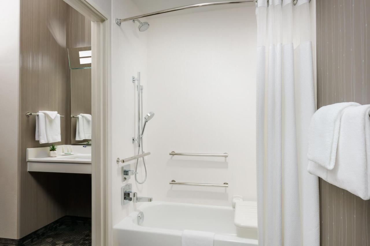 Courtyard By Marriott Dallas Луисвил Екстериор снимка
