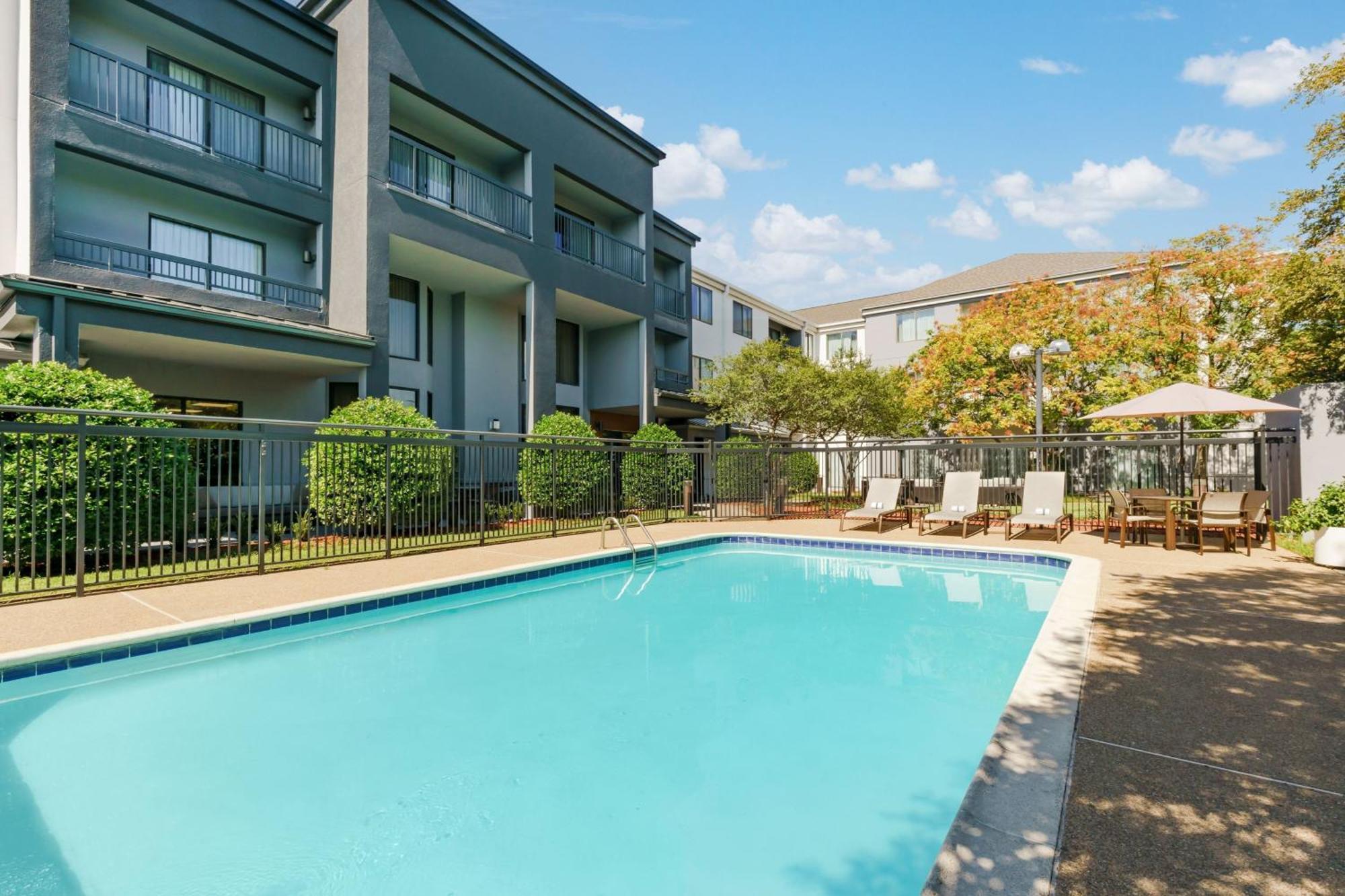 Courtyard By Marriott Dallas Луисвил Екстериор снимка