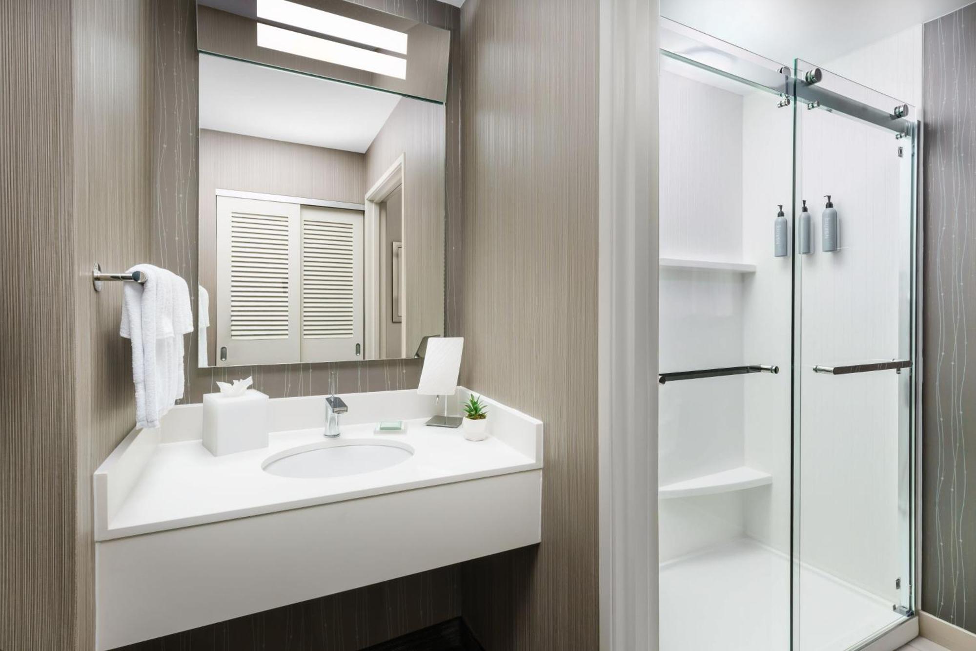 Courtyard By Marriott Dallas Луисвил Екстериор снимка