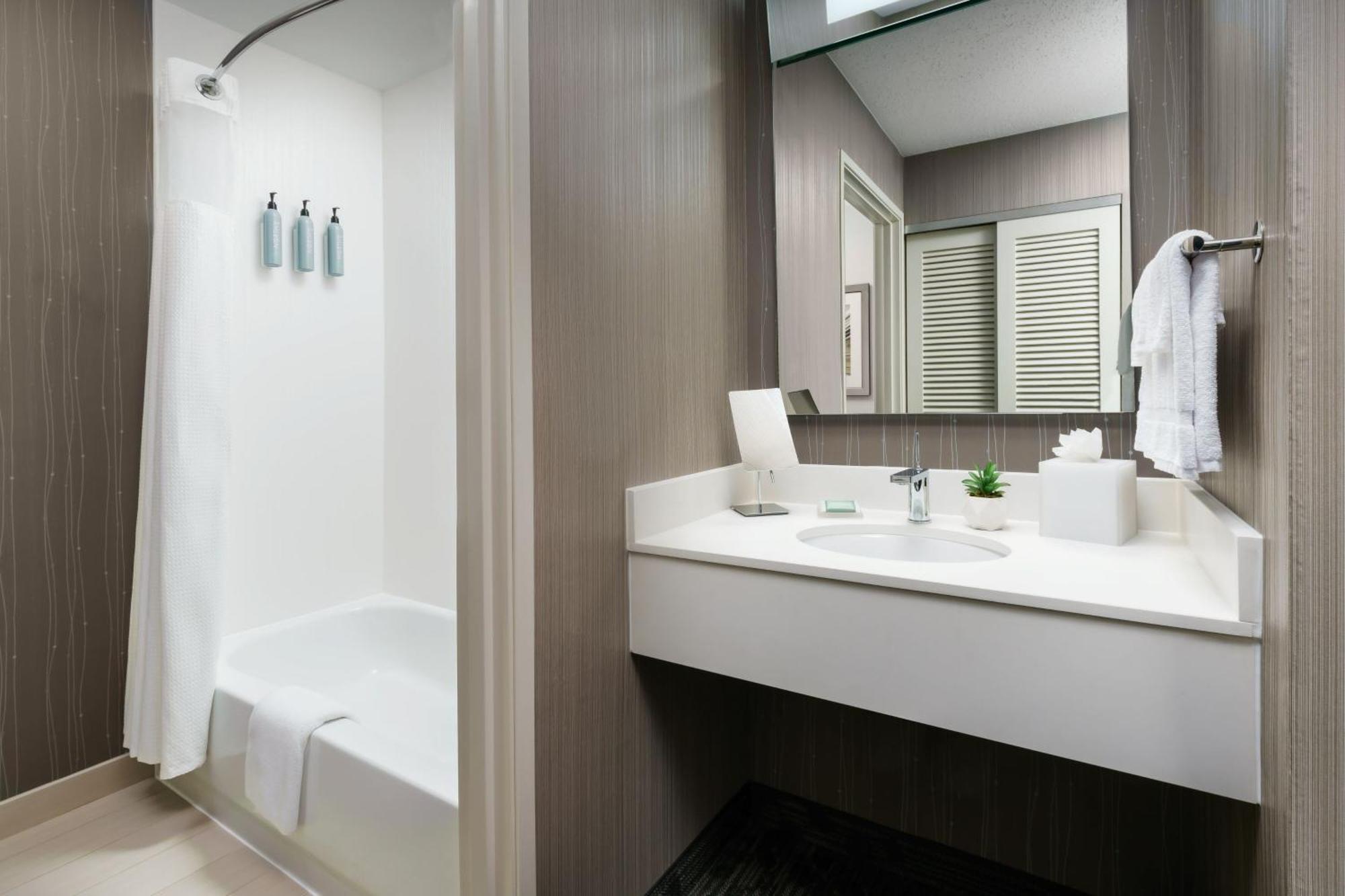 Courtyard By Marriott Dallas Луисвил Екстериор снимка