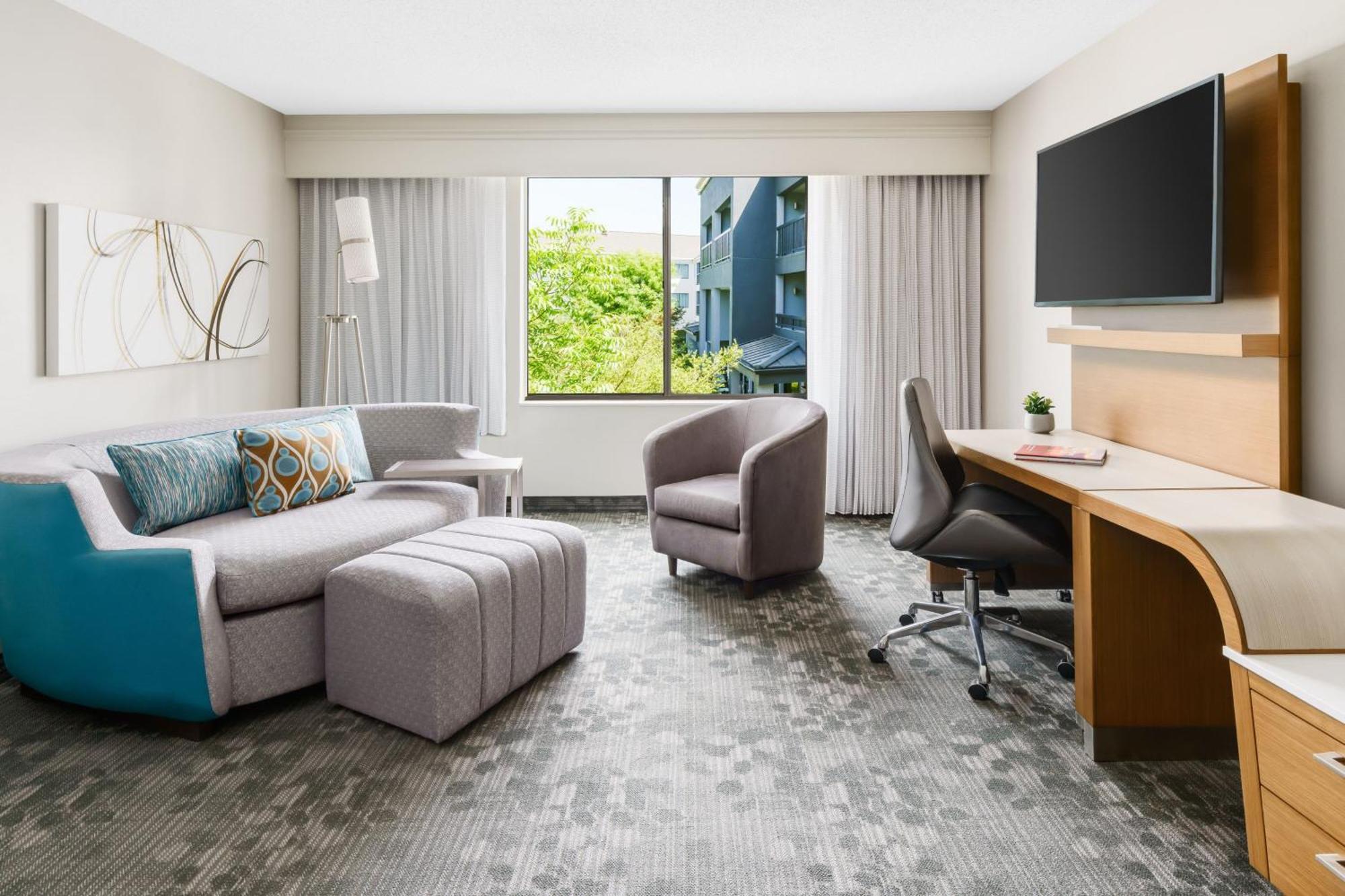 Courtyard By Marriott Dallas Луисвил Екстериор снимка