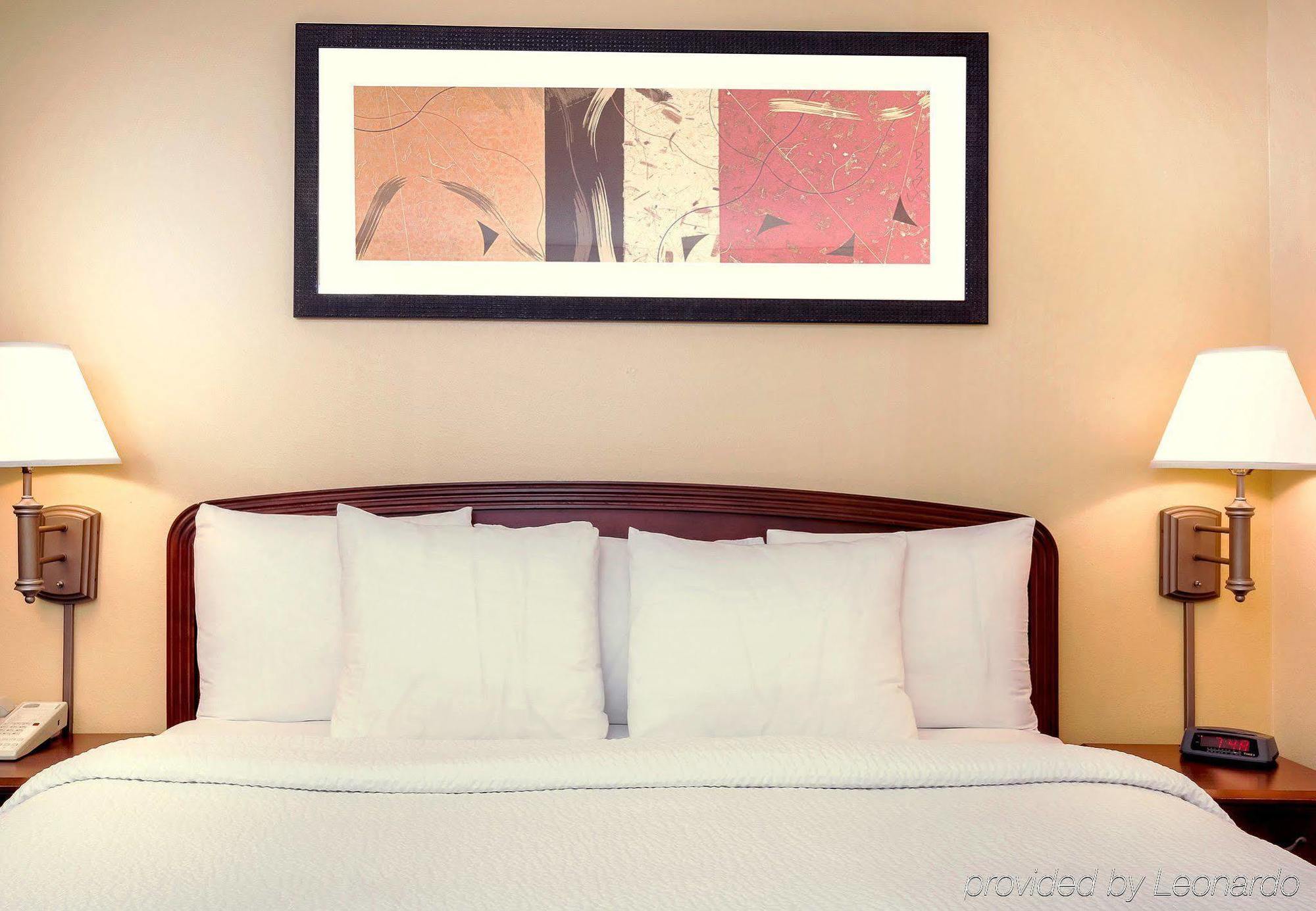 Courtyard By Marriott Dallas Луисвил Екстериор снимка