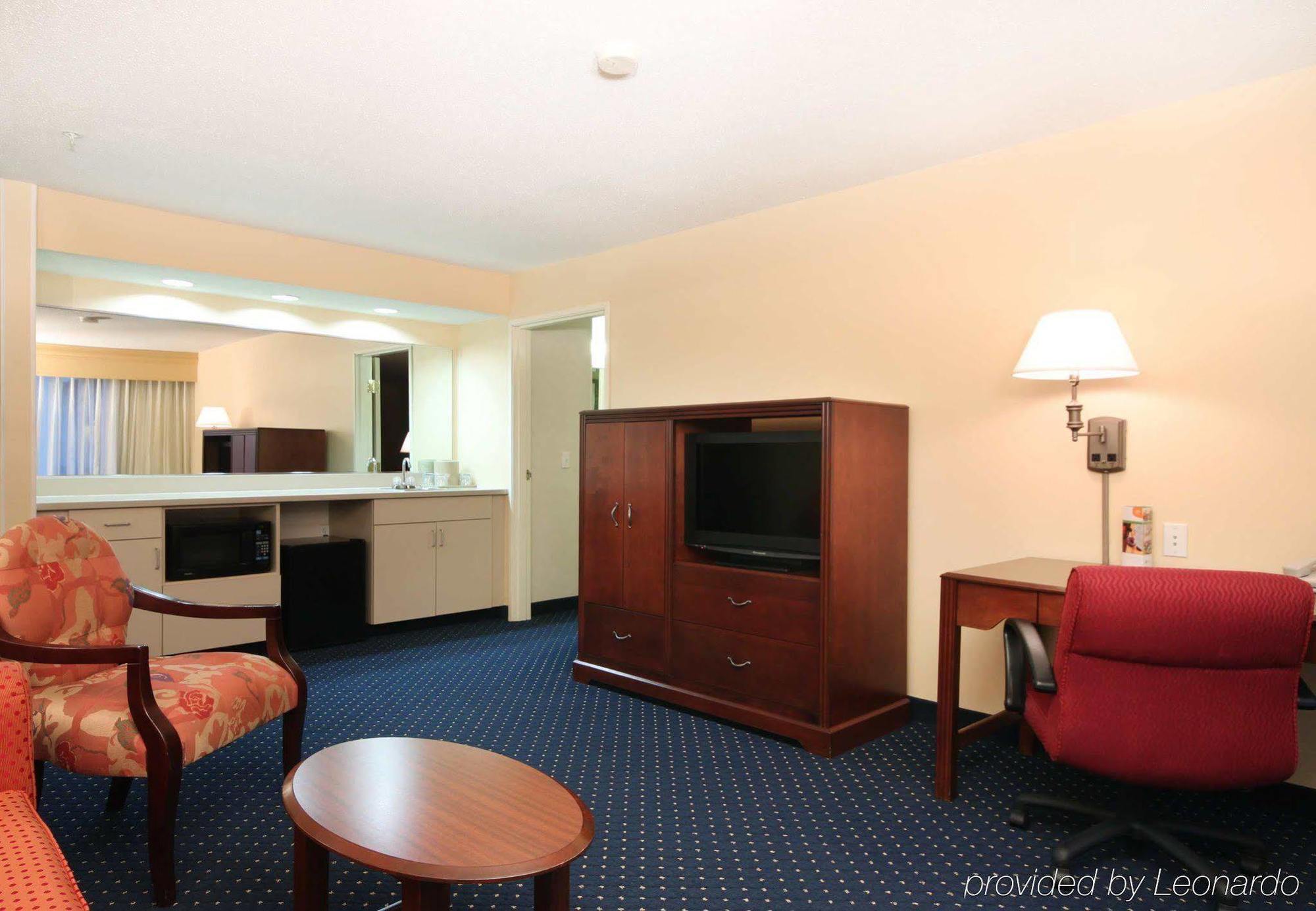 Courtyard By Marriott Dallas Луисвил Екстериор снимка
