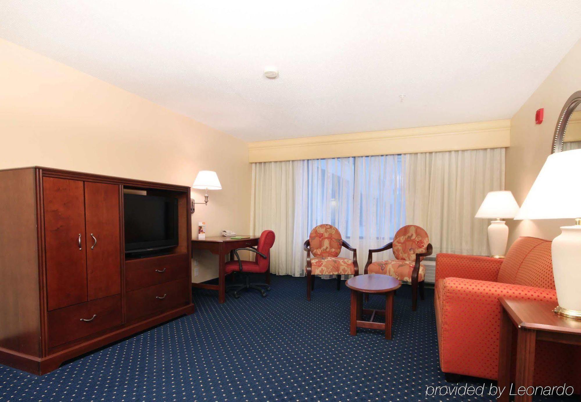 Courtyard By Marriott Dallas Луисвил Екстериор снимка